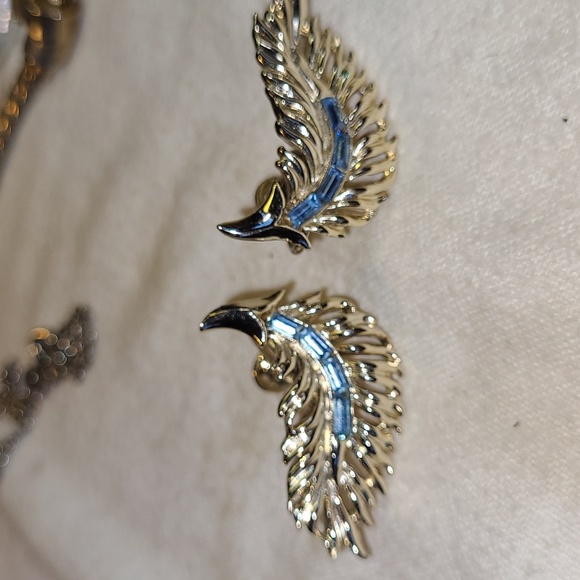 Beautiful Brooch and Matching Earrings - Picture 2 of 2